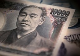 Parties set to agree on public-servant pay cuts